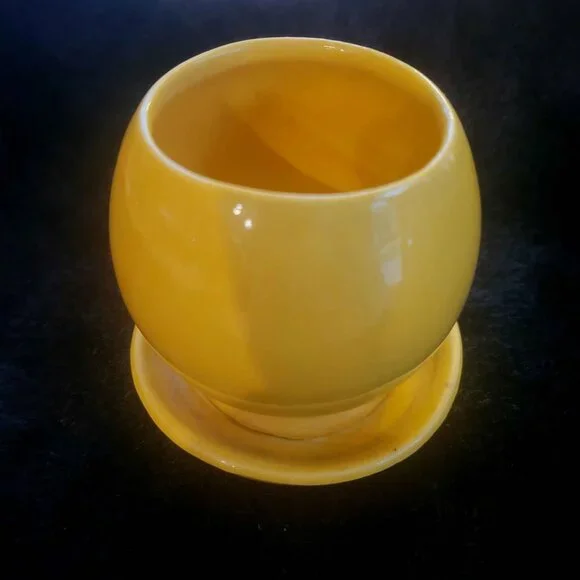 Vintage Yellow McCoy Pottery Smiley Face Planter, Model 0386 - Picture 3 of 7